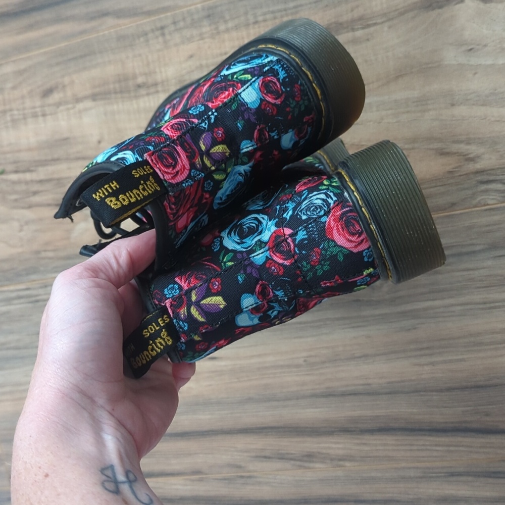 NWOT Dr. Martens Black Floral Lace-Up Boots. Women's Size 5 Style 1460 Rose J - Picture 3 of 5